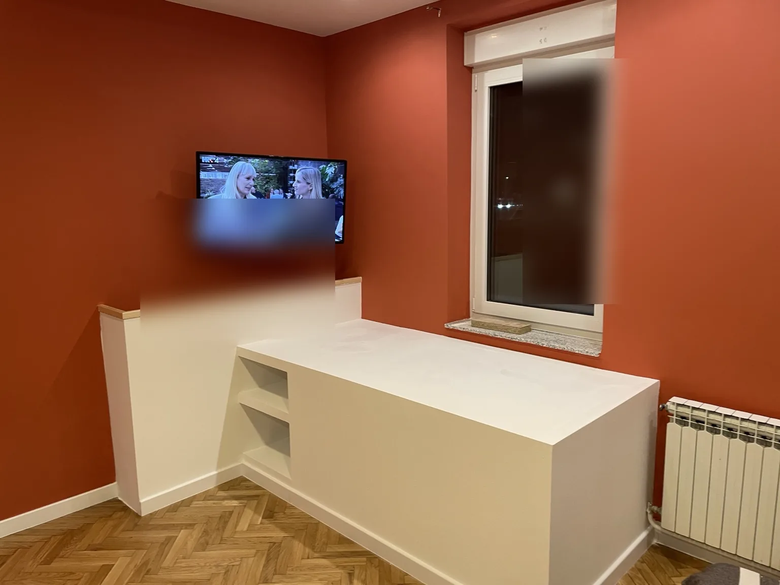 Završena knauf kutija s policama, montažom nosača TV-a i završnim bojanjem