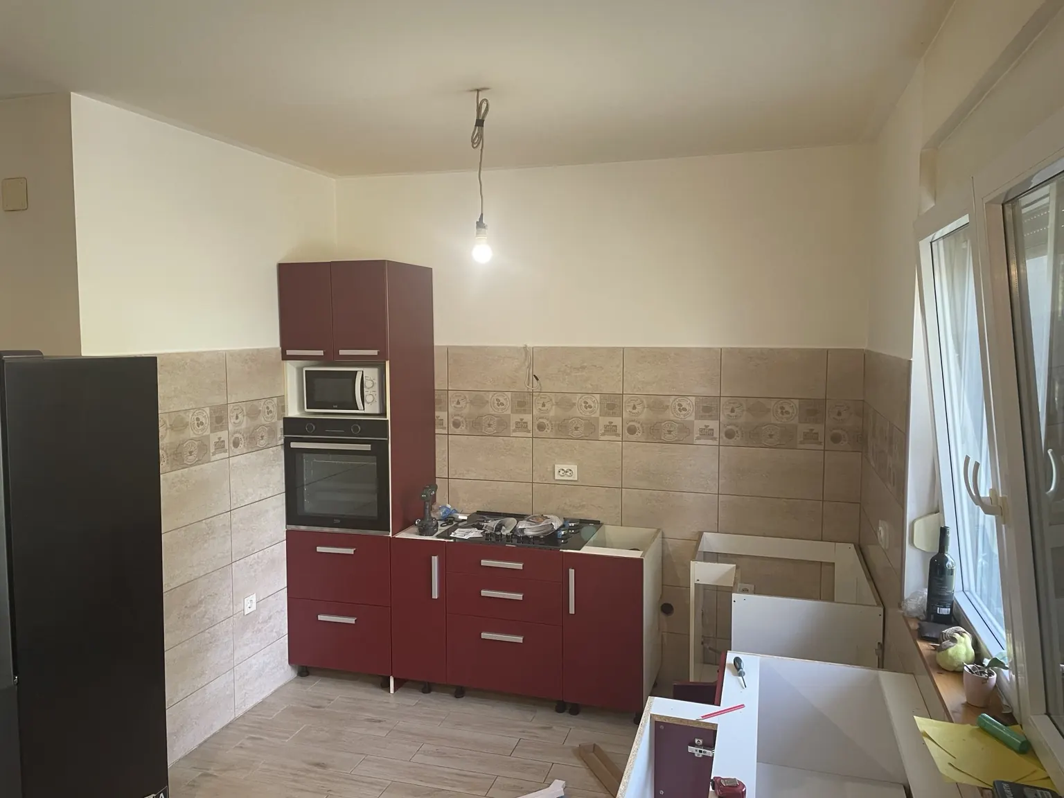 Postojeća kuhinja prije završne montaže nove radne ploče, sudopera, uređaja i rasvjete.